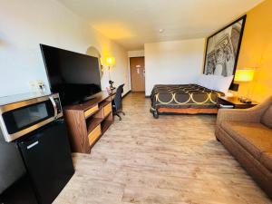 ein Hotelzimmer mit einem Bett und einem Sofa in der Unterkunft Super 8 by Wyndham Elizabethtown in Elizabethtown