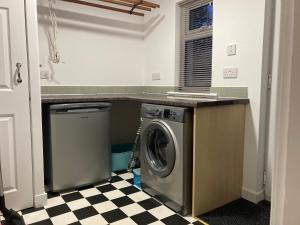 - une buanderie avec un lave-linge et un sèche-linge dans l'établissement No 4 old post office row Isle of Skye, à Eyre