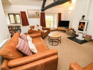 uma sala de estar com dois sofás e uma televisão em Scale Gill Foot em Newby Head