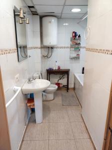 a bathroom with a sink and a toilet and a tub at KALIFORNIA CENTRAL in Alicante