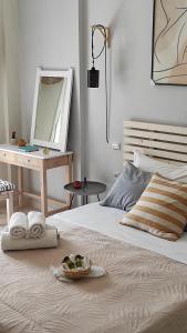 een slaapkamer met een bed met een kom eten erop bij Boho Studios Liapades - Near restaurants, bus and beaches in Liapades