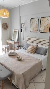 een slaapkamer met een groot bed en 2 handdoeken bij Boho Studios Liapades - Near restaurants, bus and beaches in Liapades
