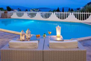 Bazén v ubytovaní Viaros Hotel Apartments alebo v jeho blízkosti