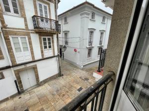 desde la ventana de un patio con edificios en Oktheway Old Town en A Coruña