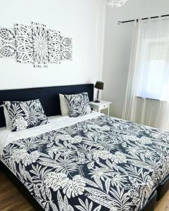 sypialnia z łóżkiem z czarno-białym kocem w obiekcie Pirata hostel Milfontes w mieście Vila Nova de Milfontes