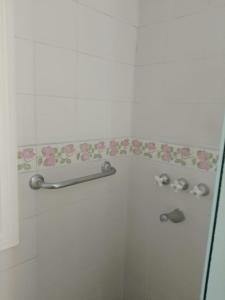 ein Badezimmer mit einer Dusche mit rosa Blumen an der Wand in der Unterkunft Casa al rio in San Pedro + 42 Fotos