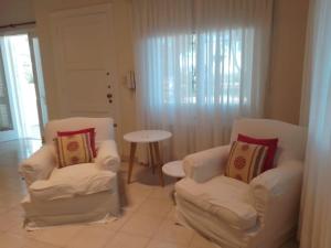 ein Wohnzimmer mit zwei Stühlen und einem Tisch in der Unterkunft Casa al rio in San Pedro