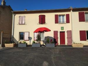 a white house with red shutters and a red umbrella at Gîte cosy à Ville-au-Val, proche Nancy et Metz, randonnées, 1 chambre, parking et terrain privé. - FR-1-584-111 in Ville-au-Val