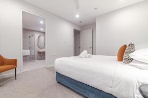 Astina Suites, Penrith客房内的一张或多张床位