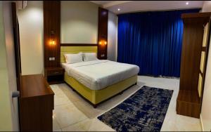En eller flere senge i et værelse på Al Mabeet 2 Hotel suites