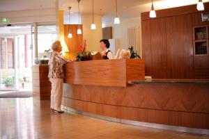 two women standing at the counter of a salon at Residenz am Dom Boardinghouse Apartments in Cologne +22 photos