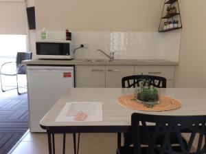 eine Küche mit einem Tisch und einer Arbeitsplatte in der Unterkunft Forrest River Valley- Blue Wren Studio in Forrest