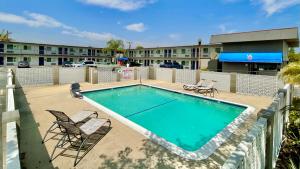 Swimmingpoolen hos eller tæt på Motel 6 Pico Rivera - Los Angeles, CA