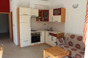 Кухня или мини-кухня в Apartments Villa Eva

