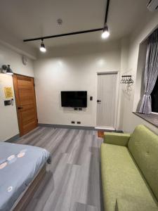 TV a/nebo společenská místnost v ubytování Nantou Xitou Riverside Homestay B&B