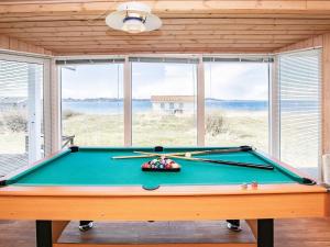 una mesa de billar en una habitación con vistas al océano en Holiday home Farsø XVIII, en Farsø
