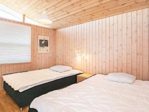 Uma cama ou camas num quarto em Holiday home Farsø XVIII