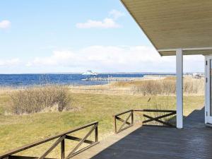 eine Veranda eines Hauses mit Meerblick in der Unterkunft Holiday home Farsø XVIII in Farsø