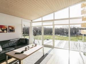 - un salon avec un canapé et une grande fenêtre dans l'établissement Holiday home Vestervig XXXII, à Vestervig
