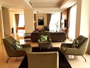 - un salon avec des chaises et un canapé dans l'établissement Cormar Suites, à Kuala Lumpur
