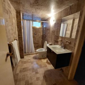łazienka z toaletą i umywalką w obiekcie Casa Villaliz w mieście Toluca