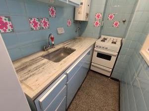 a small kitchen with a sink and a stove at Departamento Monoambiente SÓLO USO FAMILIAR in Mar del Plata