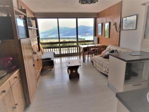 A kitchen or kitchenette at "Les Lupins 10"-Studio cabine-Parking privé-100m télécabine-Vue lac, montagne, village
