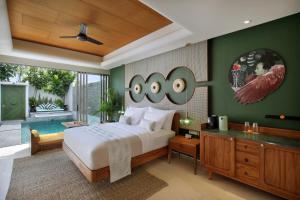 Postel nebo postele na pokoji v ubytování Monolocale Luxury Resort & Spa Seminyak by Ini Vie Hospitality