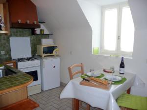 uma pequena cozinha com uma mesa com um prato de comida em Holiday home near the sea, Audierne em Audierne