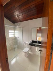 uma casa de banho com um WC, um lavatório e um chuveiro em Souza Reis Apart - Unidade 2 em São Tomé das Letras