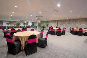 un salón de banquetes con mesas y sillas en una habitación en Grand Sentosa Hotel, en Johor Bahru