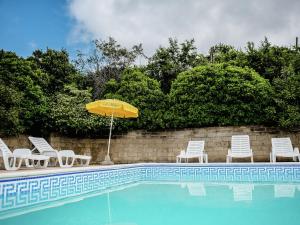 Bazén v ubytování Cozy Farmhouse in Paciano with Swimming Pool nebo v jeho okolí