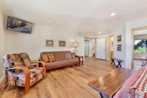 Khu vực ghế ngồi tại I Love View-1475 by Big Bear Vacations