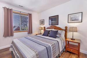 Giường trong phòng chung tại I Love View-1475 by Big Bear Vacations