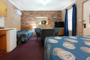 Posteľ alebo postele v izbe v ubytovaní Cedar Lodge Motel