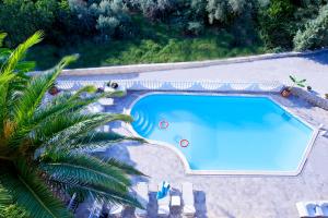 Bazén v ubytovaní Viaros Hotel Apartments alebo v jeho blízkosti
