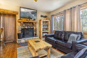 Zona de estar de Living Log Cabin-1494 by Big Bear Vacations