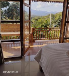 - une chambre avec un lit et un balcon avec vue dans l'établissement Inpai Resort อินปายรีสอร์ท, 