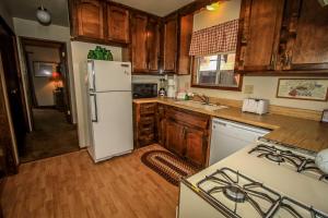 Köök või kööginurk majutusasutuses Cedar Pines-1529 by Big Bear Vacations
