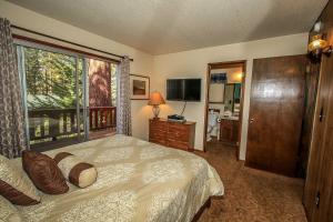 Voodi või voodid majutusasutuse Cedar Pines-1529 by Big Bear Vacations toas