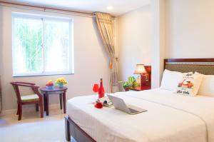 A bed or beds in a room at Sunshine Boutique Hotel Phu My Hung