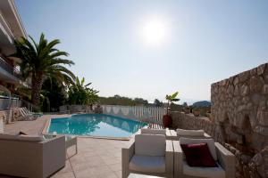 Bazén v ubytovaní Viaros Hotel Apartments alebo v jeho blízkosti