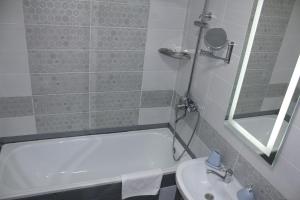 Koupelna v ubytování Viva Hotel