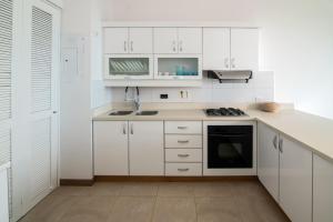 Kitchen o kitchenette sa Magico Apartamento Frente al Mar 3 Habitaciones PAZ151