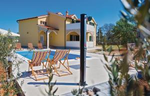 صورة لـ Holiday home Brist- with pool في Brištane