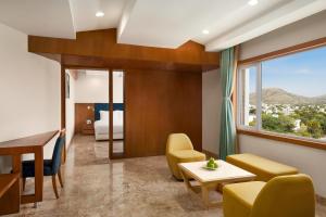 Ein Sitzbereich in der Unterkunft Howard Johnson by Wyndham Udaipur Roop Nagar