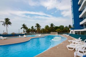 a swimming pool with lounge chairs and a resort at Magico Apartamento Frente al Mar 3 Habitaciones PAZ151 in Coveñitas +43 photos