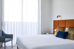 Astina Suites, Penrith客房内的一张或多张床位