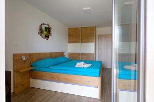 1 dormitorio con 1 litera con sábanas azules en Family apartment Moravske Toplice, en Moravske Toplice