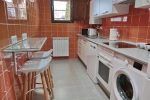 A kitchen or kitchenette at Infanta Isabel
